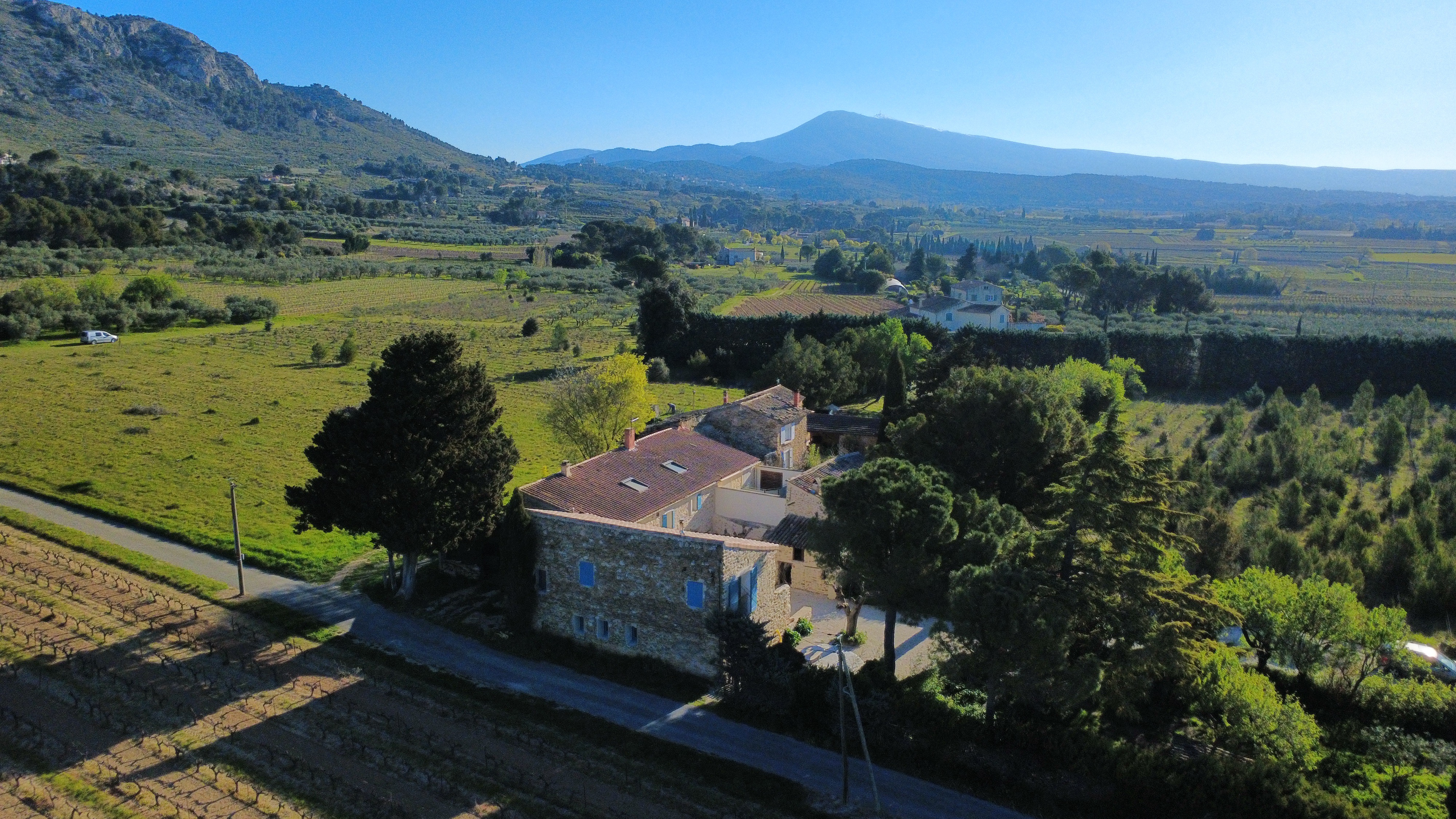 Mas Allègre vue aérienne depuis le nord — vignoble de Gigondas, Mont Ventoux et Dentelles de Montmirail, Saint-Hippolyte-le-Graveyron, Vaucluse